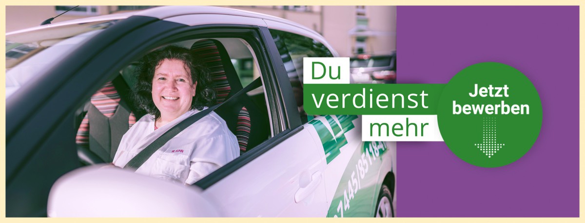 Eine Mitarbeiterin in weißer Arbeitskleidung sitzt lächelnd am Steuer eines weißen Firmenwagens. Die Werbeanzeige präsentiert das Slogan "Du verdienst mehr" in grüner Schrift auf lila-grünem Hintergrund.
